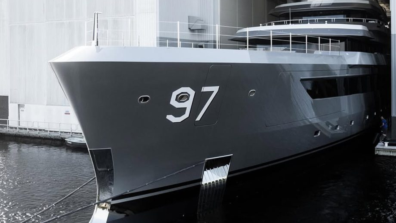 O estaleiro Feadship lança o megaiate explorador Valor, com 80 metros, tecnologia de emissão zero e design inspirado em navios de guerra.
