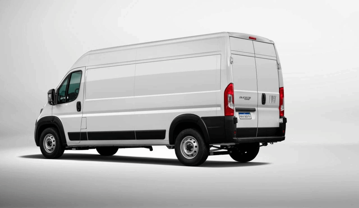 Fiat Ducato 2026 chega com motor 2.2 turbodiesel, design renovado, até 13m³ de carga e conectividade inédita para revolucionar o transporte comercial.