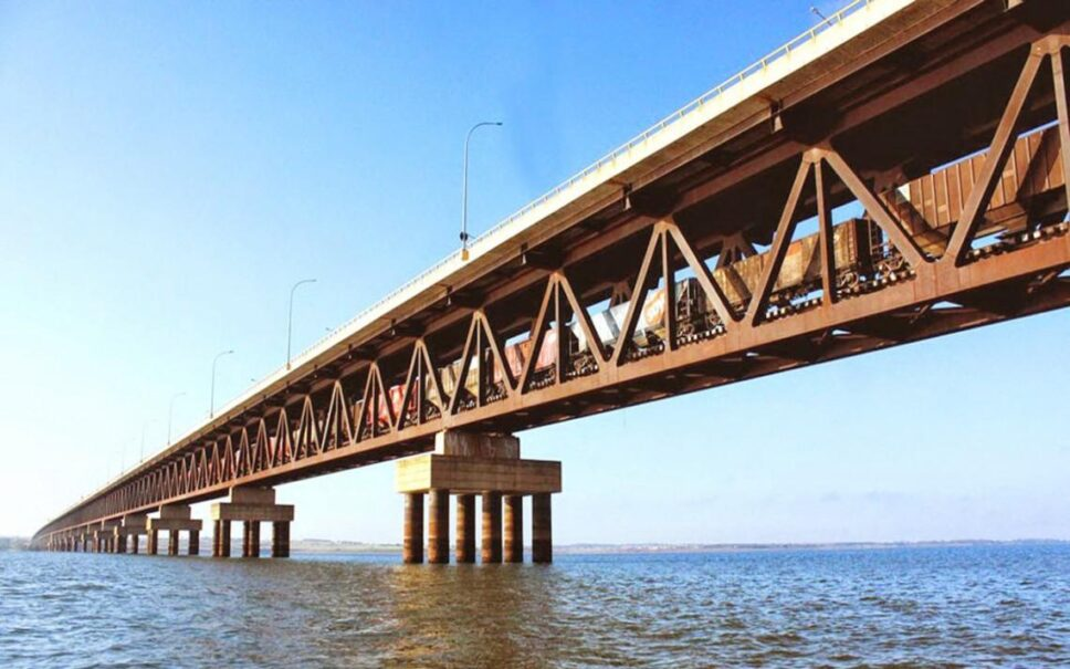 Ponte rodoferroviária de dois andares revolucionou o transporte entre São Paulo e Mato Grosso do Sul, reduzindo a travessia de 150 para 5 minutos.