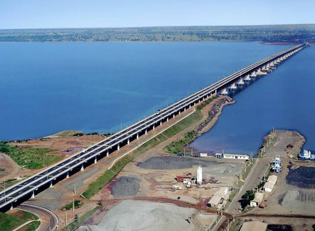 Ponte rodoferroviária de dois andares revolucionou o transporte entre São Paulo e Mato Grosso do Sul, reduzindo a travessia de 150 para 5 minutos.