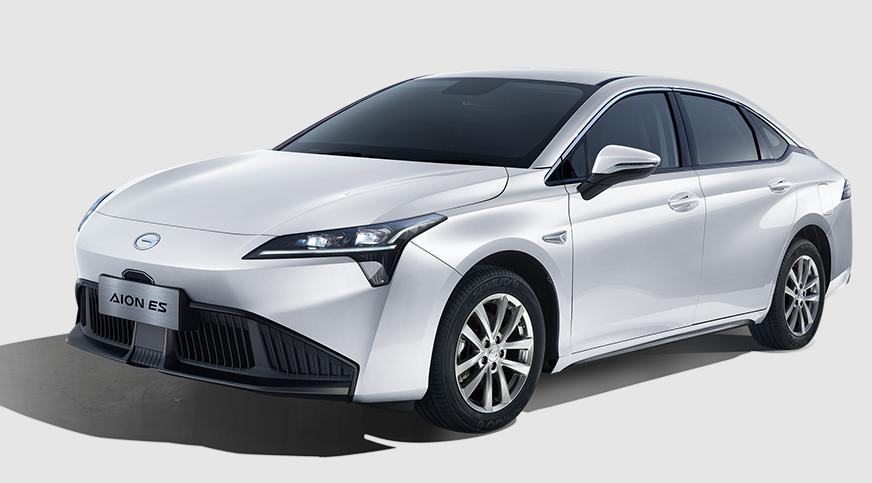 O Aion ES é um sedã médio elétrico com preço competitivo, focado em vendas corporativas, motoristas de aplicativo e frotas. Com 136 cv e autonomia de 314 km, visa ser uma opção econômica para uso profissional. Foto: Divulgação