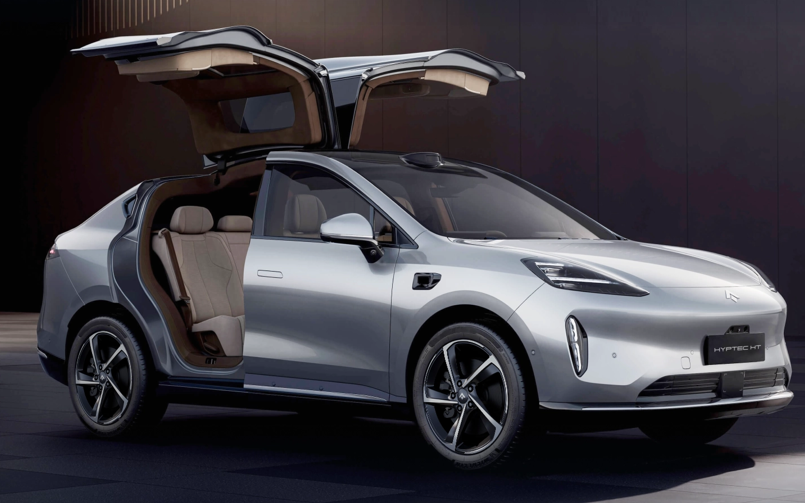 Posicionado como o SUV elétrico de luxo da GAC, o Hyptec HT mira concorrentes como o Tesla Model Y e oferece acabamento premium. Sua versão Ultra se diferencia pelas portas traseiras com abertura para cima e motor de 245 cv. Foto: Divulgação