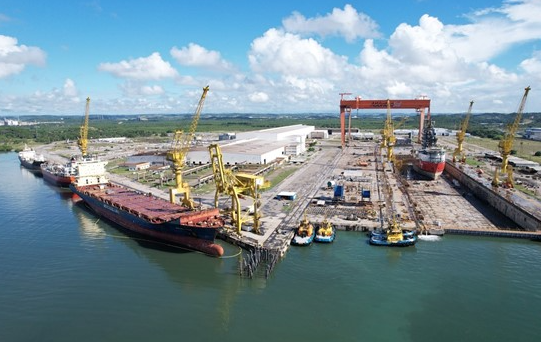 O Estaleiro Atlântico Sul (EAS), situado no Porto de Suape (PE), é o maior do Brasil e, desde sua inauguração em 2010, representa um símbolo da modernidade e capacidade técnica brasileira na construção de navios de grande porte, como petroleiros e plataformas de exploração de petróleo.