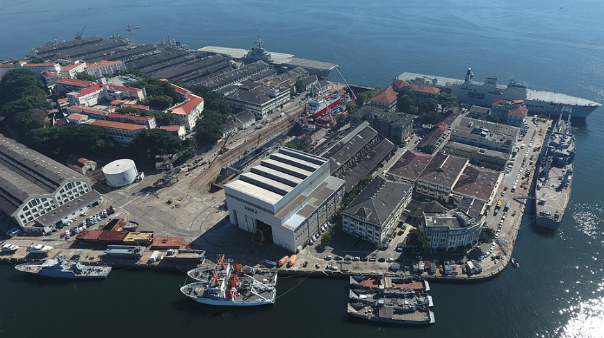 O Arsenal de Marinha do Rio de Janeiro, fundado em 1763 durante o período colonial, foi o primeiro estaleiro registrado no Brasil e serviu por séculos como o principal centro de construção naval do país, desempenhando papel fundamental na consolidação da independência marítima brasileira.