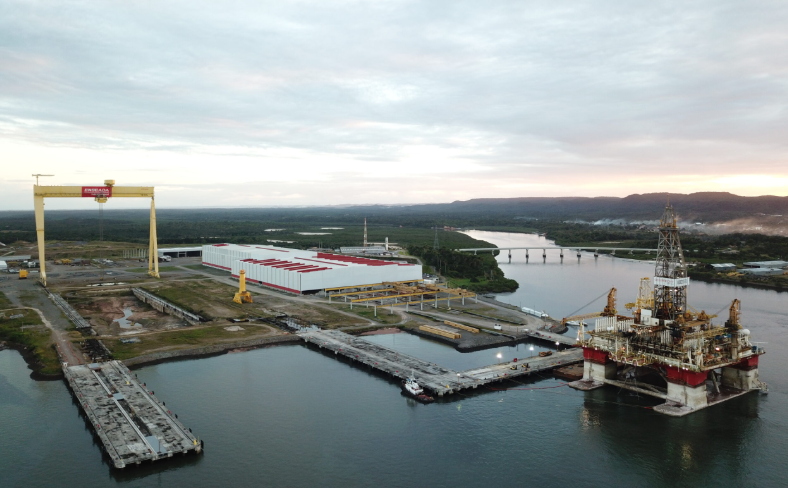 O Estaleiro Enseada, localizado estrategicamente na Bahia às margens do Rio Paraguaçu, destaca-se por sua moderna infraestrutura e grande capacidade para construção e reparo naval, atendendo a projetos offshore e outras demandas industriais, além de operar como um complexo logístico-portuário.