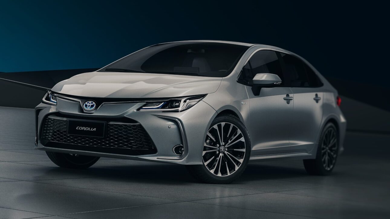 A Toyota lança a versão GLi Hybrid do Corolla, mais acessível e eficiente, para competir com o BYD King no mercado de sedãs híbridos. (Imagem/ reprodução)