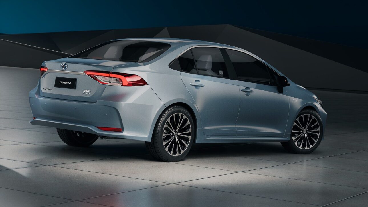 A Toyota lança a versão GLi Hybrid do Corolla, mais acessível e eficiente, para competir com o BYD King no mercado de sedãs híbridos. (Imagem/ reprodução)