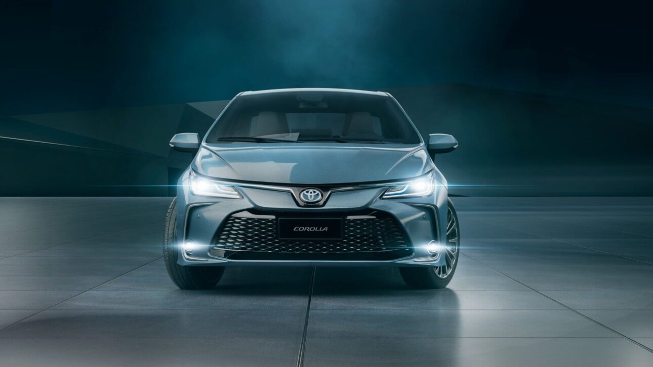 A Toyota lança a versão GLi Hybrid do Corolla, mais acessível e eficiente, para competir com o BYD King no mercado de sedãs híbridos. (Imagem/ reprodução)