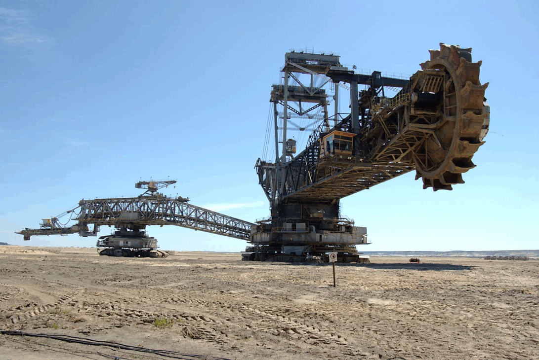 Conheça a Bagger 293, uma escavadeira colossal que escava como um titã e transforma toneladas de solo diariamente com eficiência insana.