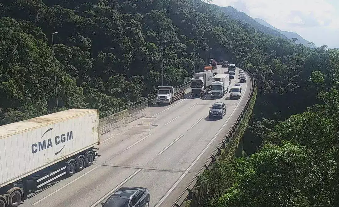 O maior túnel rodoviário do Brasil promete transformar o transporte, gerar 25 mil empregos e revolucionar a logística entre São Paulo e Santos.