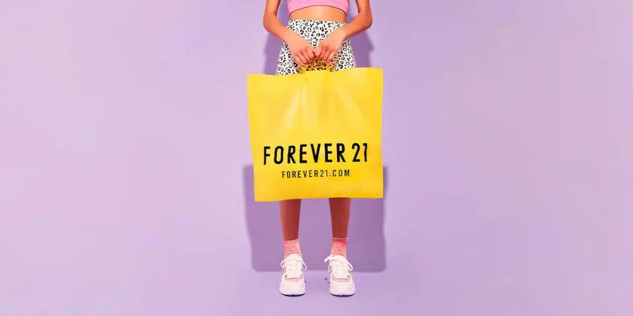 Forever 21 declara falência, fecha mais de 300 lojas e revela os desafios do fast fashion diante da transformação digital e do novo consumidor.