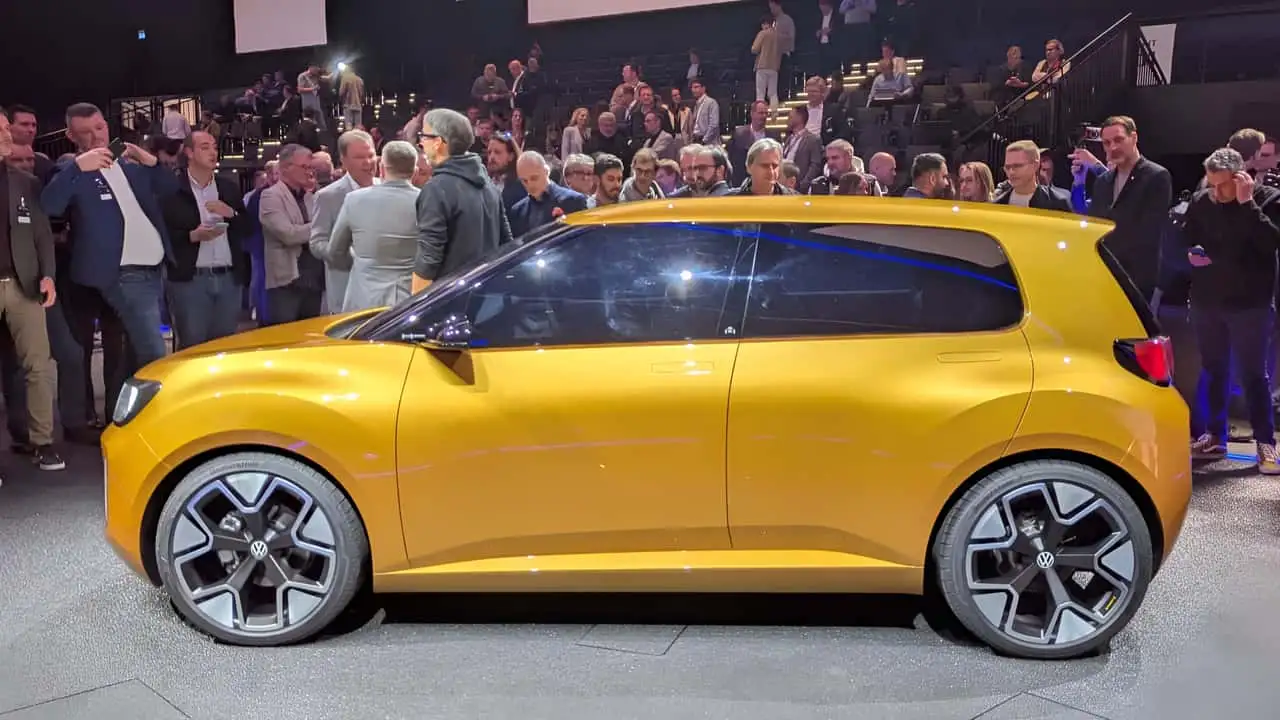 Volkswagen acelera lançamento do ID.1 para enfrentar BYD Dolphin Mini, apostando em agilidade, IA e preço acessível no mercado de elétricos.