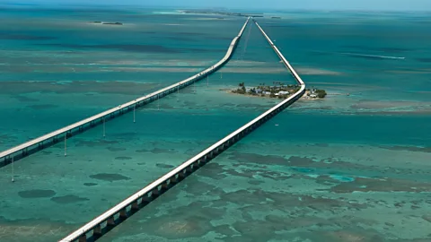 Descubra a Overseas Highway, uma rodovia de 180 km que atravessa o oceano na Flórida, unindo engenharia impressionante e paisagens paradisíacas.