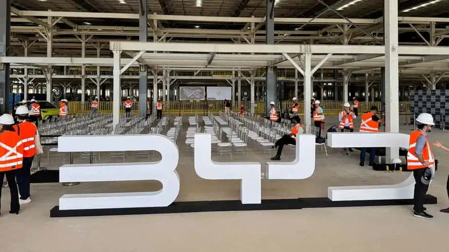 BYD anuncia início da produção de veículos no Brasil em 2025, com fábrica em Camaçari que promete transformar o mercado de carros elétricos no país. (Imagem: Motor1)