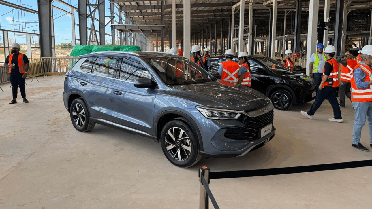 BYD anuncia início da produção de veículos no Brasil em 2025, com fábrica em Camaçari que promete transformar o mercado de carros elétricos no país. (Imagem: Motor1)