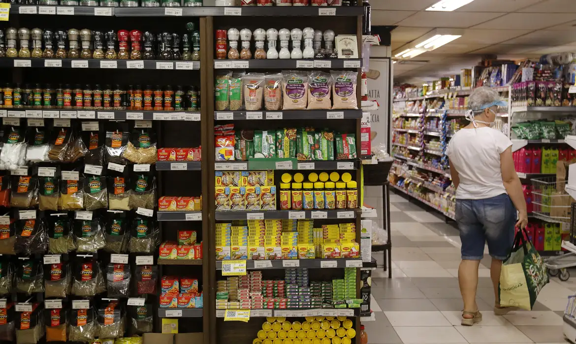 Crise de mão de obra atinge supermercados brasileiros, que buscam jovens, idosos e parcerias inéditas para superar escassez de trabalhadores. (Tânia Rêgo/Agência Brasil)