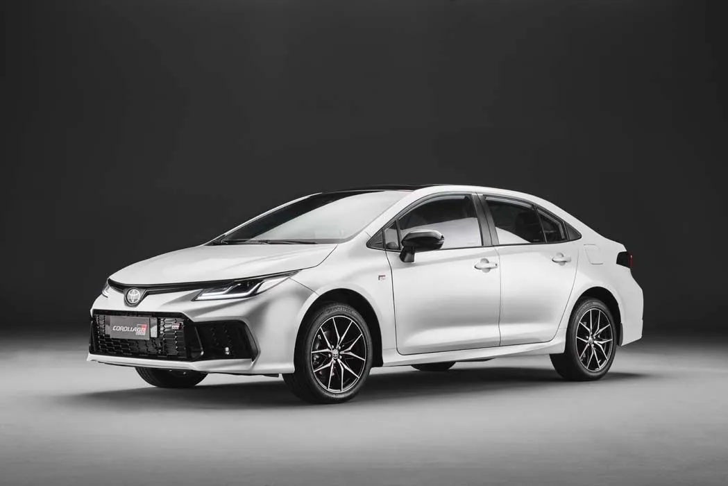 Sedã Toyota Corolla continua firme, mantendo sua liderança na categoria de carros médios. (Imagem: reprodução)
