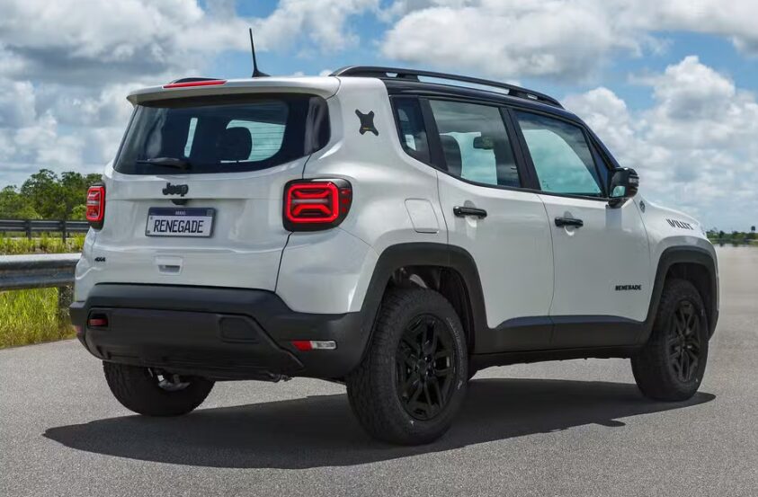 A série especial de 10 anos do Jeep Renegade tem só 1.010 unidades e vem com detalhes únicos, como adesivos, rodas escuras e plaqueta numerada. Ela usa o mesmo motor 1.3 turbo flex e ainda oferece brindes como mochila e camiseta para quem comprar. Foto: Divulgação