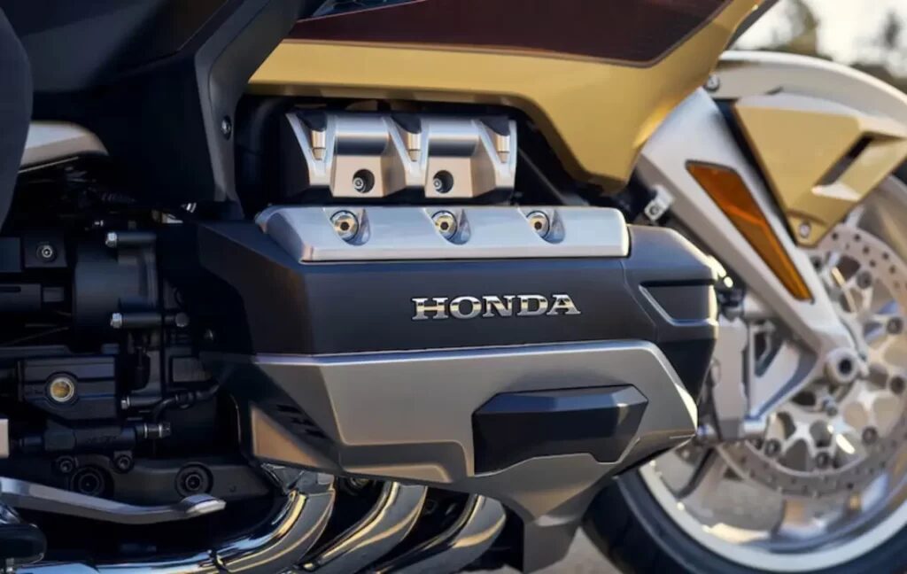 Honda Gold Wing 2025, com seu motor de 1.833 cc, redefine o segmento de motos de turismo, oferecendo potência, conforto e inovação como nunca antes.