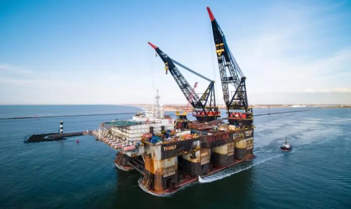 O Thialf é um imponente navio-guindaste semissubmersível (SSCV) construído em 1985, pertencente à Heerema Marine Contractors, conhecido por sua excepcional estabilidade em alto mar e uma capacidade de içamento combinada de 14.200 toneladas métricas.