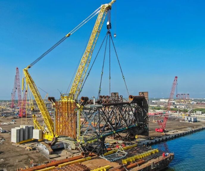 O Liebherr LR 13000 é o guindaste sobre esteiras convencional mais potente. Ele iça até 3.000 toneladas. É usado em usinas e refinarias. 
