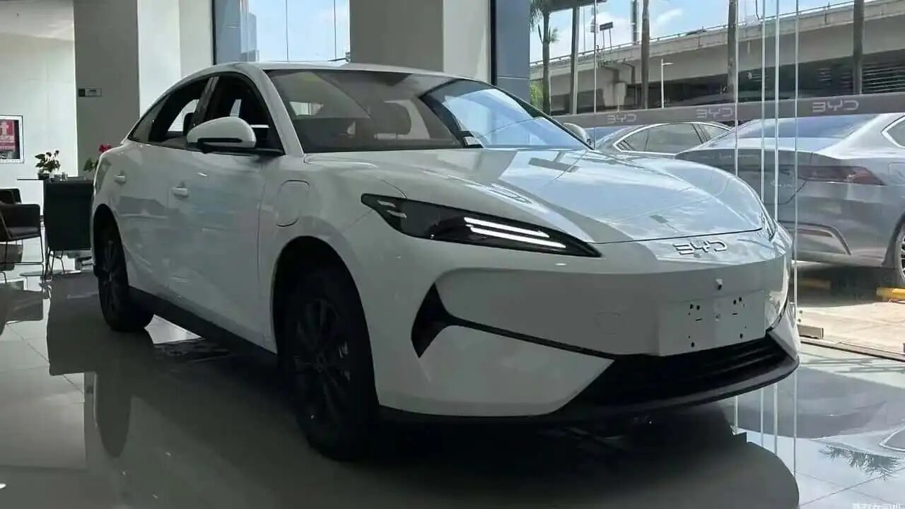 Sedã elétrico BYD e7 chega a R$ 79 mil na China com visual ousado e foco em motoristas de app. Veja por que ele pode chocar o mercado!