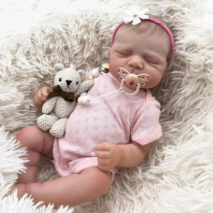 Um bebê reborn é um boneco hiper-realista criado artesanalmente para se parecer ao máximo com um bebê de verdade.