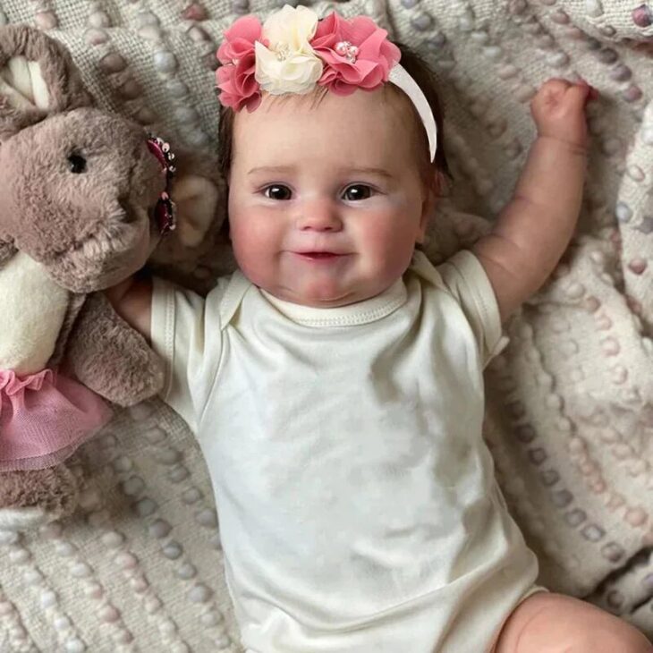 Um bebê reborn é um boneco hiper-realista criado artesanalmente para se parecer ao máximo com um bebê de verdade.