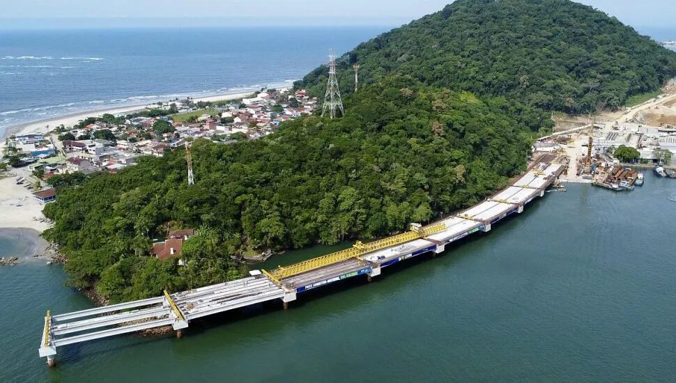 Ponte de Guaratuba avança com 55% concluído e investimentos de quase R$ 300 milhões, conectando cidades e gerando empregos no litoral do Paraná.