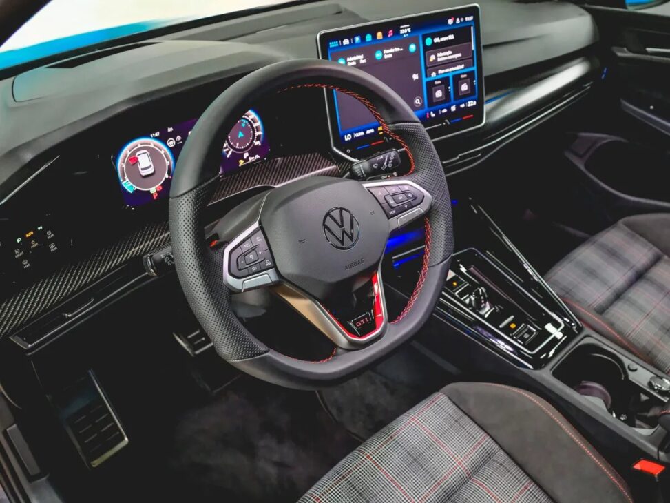 Volkswagen anuncia Golf GTI elétrico monstruoso, com tecnologia avançada e potência de até 300 cv, marcando nova era dos esportivos elétricos.