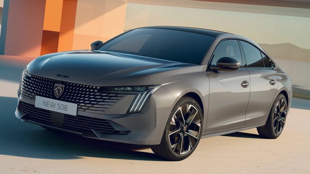 Peugeot encerra a produção do 508 e deixa o segmento de sedãs, apostando no futuro dos SUVs e da eletrificação dos veículos.