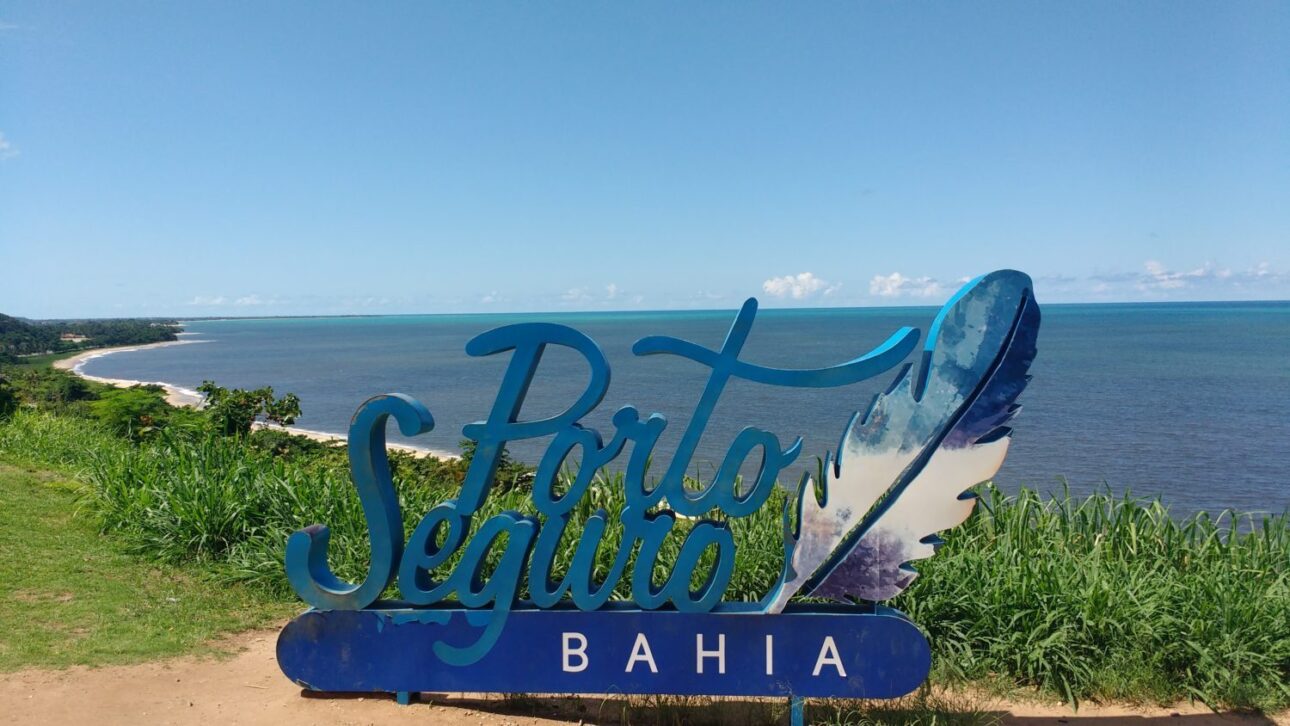 Descubra por que Porto Seguro virou destino favorito dos turistas internacionais, entre história viva, cultura vibrante e praias de tirar o fôlego.