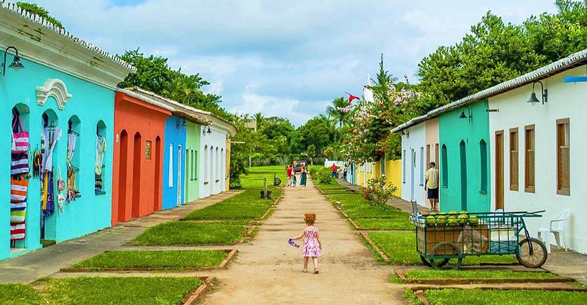 Descubra por que Porto Seguro virou destino favorito dos turistas internacionais, entre história viva, cultura vibrante e praias de tirar o fôlego.
