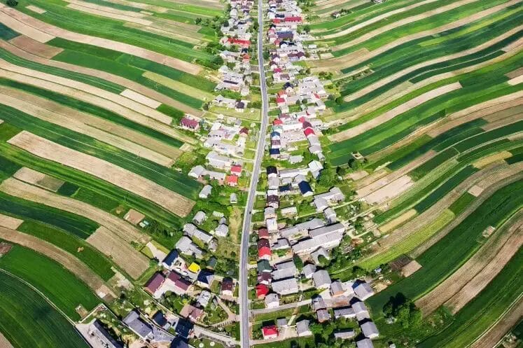 Sułoszowa, vila polonesa com 6.000 fazendeiros alinhados em uma rua, revela um impressionante mosaico agrícola que viralizou na internet.