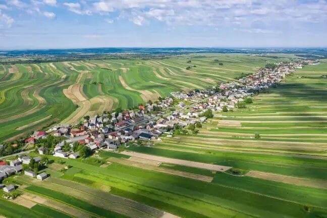 Sułoszowa, vila polonesa com 6.000 fazendeiros alinhados em uma rua, revela um impressionante mosaico agrícola que viralizou na internet.
