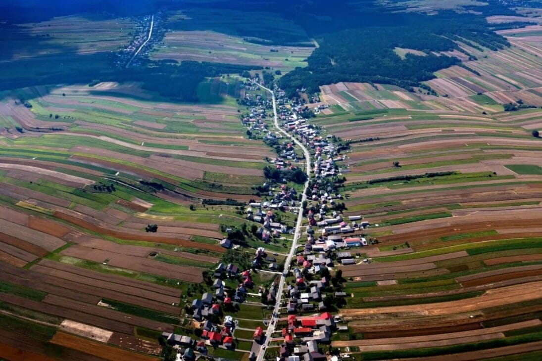 Sułoszowa, vila polonesa com 6.000 fazendeiros alinhados em uma rua, revela um impressionante mosaico agrícola que viralizou na internet.