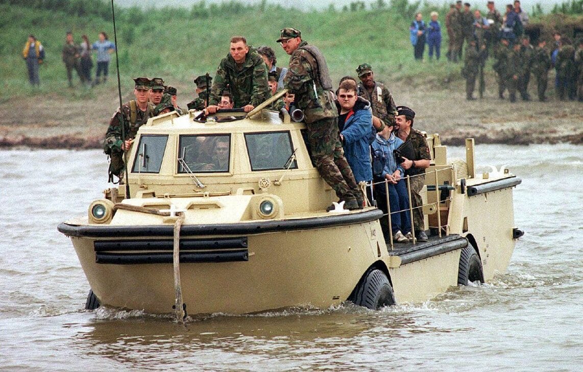 O LARC-V, repleto de militares e membros da mídia durante o Exercício COOPERAÇÃO DO MAR '96, perto de Vladivostok, Rússia.