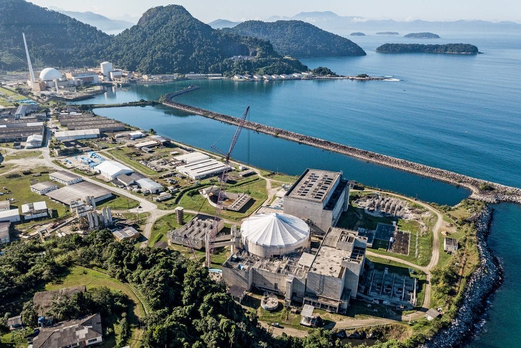 Angra 3: projeto atrasado, custos bilionários e debates sobre o futuro da energia nuclear no Brasil em meio a desafios econômicos e ambientais.