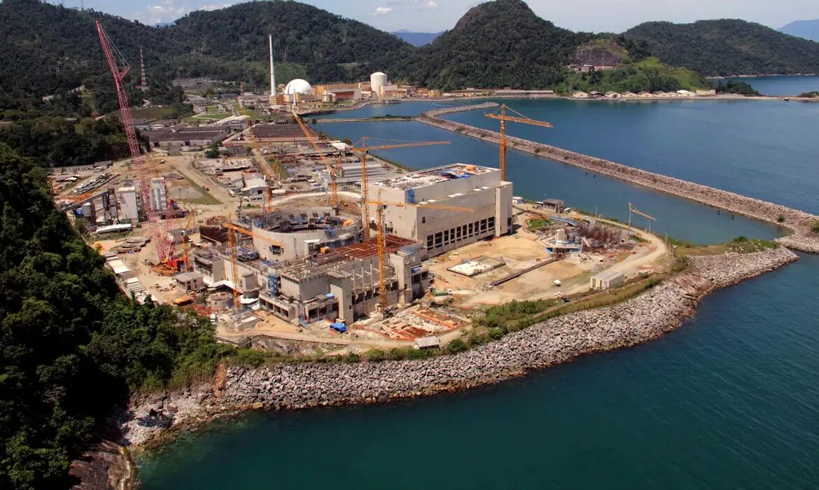 Angra 3: projeto atrasado, custos bilionários e debates sobre o futuro da energia nuclear no Brasil em meio a desafios econômicos e ambientais.