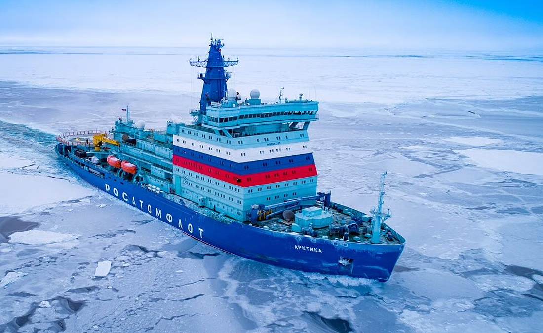 Descubra como o navio nuclear Arktika rompe gelo de 3 metros e mantém rotas abertas no Ártico, desafiando o frio extremo com tecnologia única.