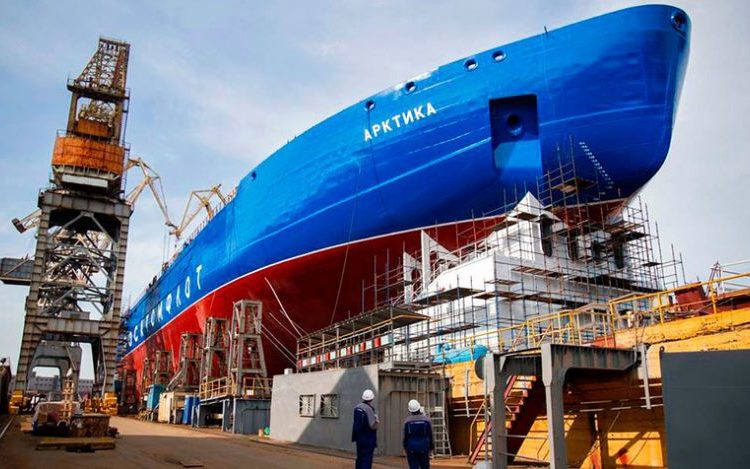 Descubra como o navio nuclear Arktika rompe gelo de 3 metros e mantém rotas abertas no Ártico, desafiando o frio extremo com tecnologia única.