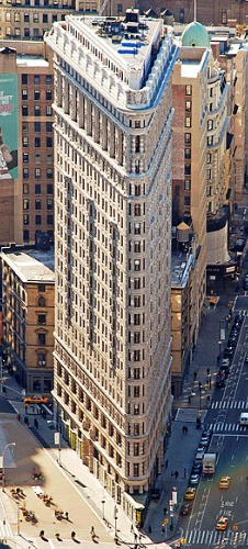 Mergulhe na história do Flatiron, a famosa 'proa de navio' de Manhattan. Veja como seu design revolucionário e impacto cultural o tornaram uma lenda de NY.