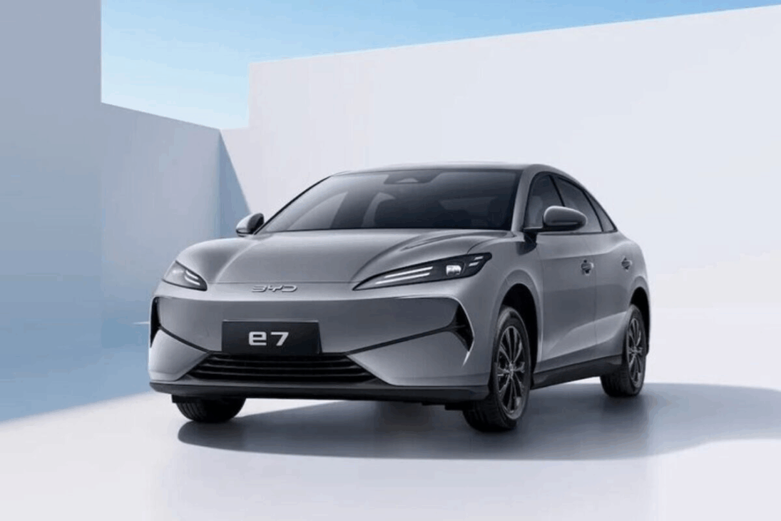 Sedã elétrico BYD E7 oferece até 520 km de autonomia com preço similar ao Renault Kwid, mas só é vendido na China. Conheça o modelo revolucionário!