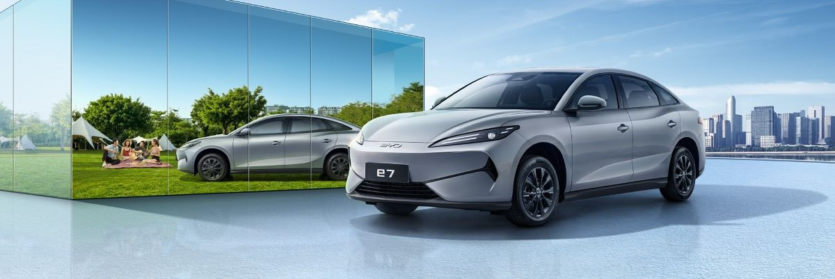 Sedã elétrico BYD E7 oferece até 520 km de autonomia com preço similar ao Renault Kwid, mas só é vendido na China. Conheça o modelo revolucionário!
