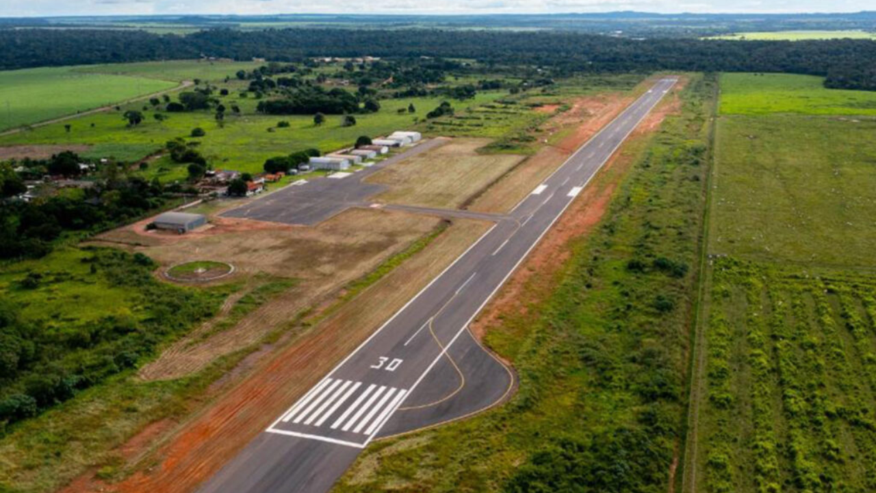 O Governo do Mato Grosso está investindo R$ 100 milhões em obras de infraestrutura em aeroportos de 19 municípios. As melhorias incluem asfaltamento, sinalização e novos equipamentos de navegação, fortalecendo a logística, o turismo e a economia regional.