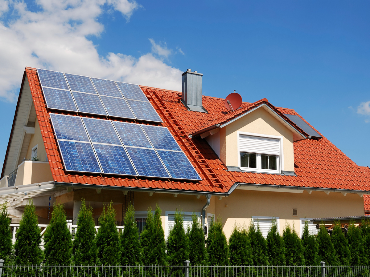 Diante de apagões no Rio Grande do Sul, brasileiros recorrem à energia solar para economizar e ter autonomia.