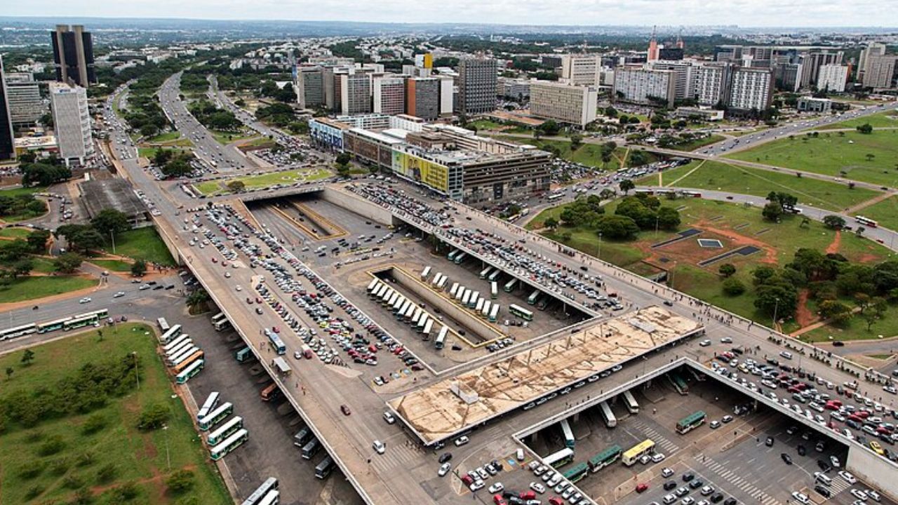 Uma aposta audaciosa. Explore a épica construção de Brasília, erguida em 1.000 dias pela força de 60 mil trabalhadores no coração do cerrado brasileiro.