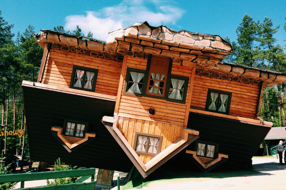 Casa de cabeça para baixo: a de Szymbark, Polônia, e outras que desafiam a gravidade e a percepção no mundo