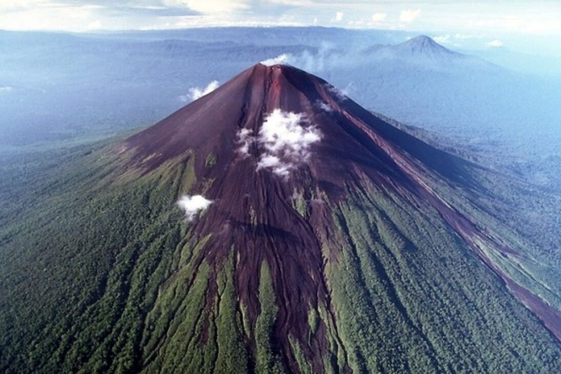 A cidade de 2 milhões de habitantes ameaçada pela lava de 100 km/h do vulcão Nyiragongo