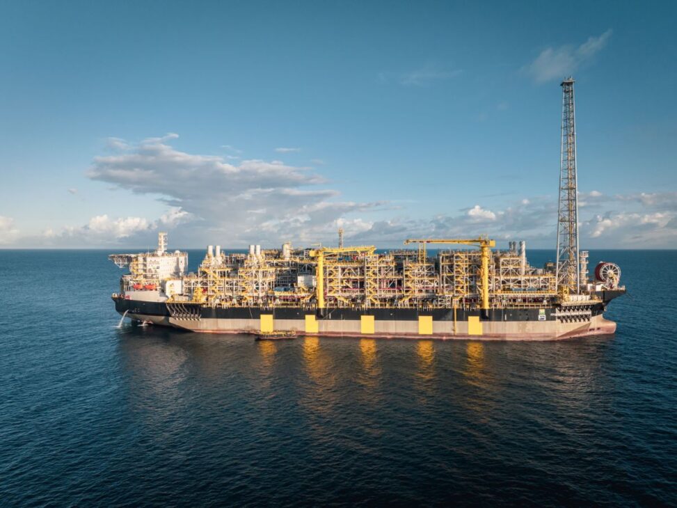 A cidade flutuante do pré-sal, o navio-plataforma de 300 metros que produz 180.000 barris de petróleo por dia e fica ancorado por 25 anos no mesmo lugar